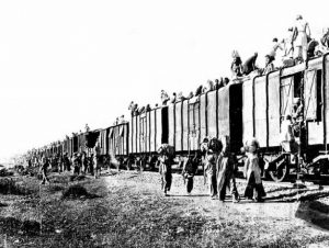 peoples comes to pakistan on trains after 1947 distribution-migration